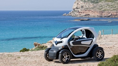 Is het een auto, een overdekte scooter, een karretje voor op de maan of een quad voor in de stad? De elektrische Renault Twizy roept vele vragen op en vraagt aandacht. Renault stuurde ons naar Ibiza o