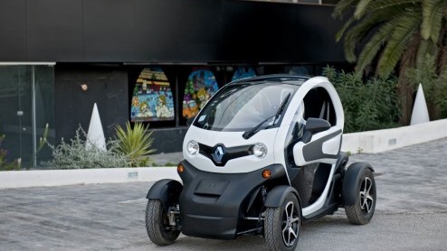 Is het een auto, een overdekte scooter, een karretje voor op de maan of een quad voor in de stad? De elektrische Renault Twizy roept vele vragen op en vraagt aandacht. Renault stuurde ons naar Ibiza o