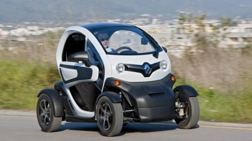 Is het een auto, een overdekte scooter, een karretje voor op de maan of een quad voor in de stad? De elektrische Renault Twizy roept vele vragen op en vraagt aandacht. Renault stuurde ons naar Ibiza o