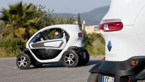Is het een auto, een overdekte scooter, een karretje voor op de maan of een quad voor in de stad? De elektrische Renault Twizy roept vele vragen op en vraagt aandacht. Renault stuurde ons naar Ibiza o