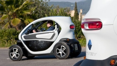 Is het een auto, een overdekte scooter, een karretje voor op de maan of een quad voor in de stad? De elektrische Renault Twizy roept vele vragen op en vraagt aandacht. Renault stuurde ons naar Ibiza o