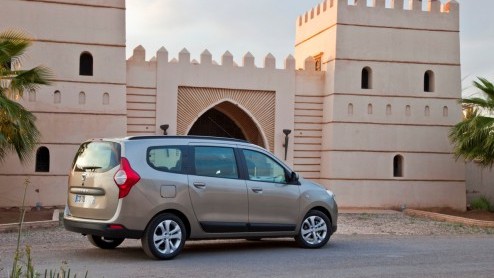 Een nieuwe zevenzits MPV aanbieden van het formaat Grand Scenic, de bagageruimte van een Espace maar met het prijskaartje van een Modus. Rara hoe kan dat? Dacia weet hoe: met de Lodgy! Dat willen we w