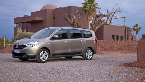 Een nieuwe zevenzits MPV aanbieden van het formaat Grand Scenic, de bagageruimte van een Espace maar met het prijskaartje van een Modus. Rara hoe kan dat? Dacia weet hoe: met de Lodgy! Dat willen we w