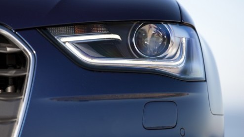 Audi heeft de A4 een nieuw gezicht gegeven. Achter het nieuwe front schuilt een nieuwe stap voorwaarts in efficintie, waarbij de geavanceerde 1.8 TFSI en vernieuwde 2.0 TDI motor speciale aandacht ve