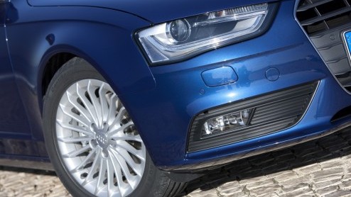 Audi heeft de A4 een nieuw gezicht gegeven. Achter het nieuwe front schuilt een nieuwe stap voorwaarts in efficintie, waarbij de geavanceerde 1.8 TFSI en vernieuwde 2.0 TDI motor speciale aandacht ve