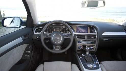 Audi heeft de A4 een nieuw gezicht gegeven. Achter het nieuwe front schuilt een nieuwe stap voorwaarts in efficintie, waarbij de geavanceerde 1.8 TFSI en vernieuwde 2.0 TDI motor speciale aandacht ve
