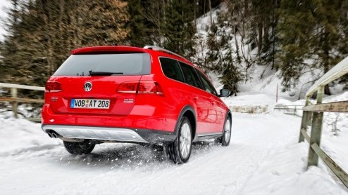 Stoer doen met robuuste looks n vierwielaandrijving. Bij Volkswagen was het tot nu toe een kwestie van kiezen. De Cross-modellen ontbeerden het laatste, de 4Motion-uitvoeringen het eerste. De nieuwe 