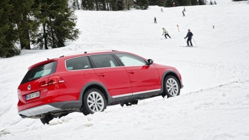 Stoer doen met robuuste looks n vierwielaandrijving. Bij Volkswagen was het tot nu toe een kwestie van kiezen. De Cross-modellen ontbeerden het laatste, de 4Motion-uitvoeringen het eerste. De nieuwe 