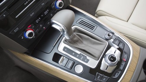 Audi heeft de Q5 met kleine ingrepen vernieuwd, waarbij vooral aan de verfijning en afwerking is gedacht. Om de facelift kracht bij te zetten maakt een bijzondere verrassing zijn opwachting: de SQ5 me