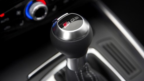 Audi heeft de Q5 met kleine ingrepen vernieuwd, waarbij vooral aan de verfijning en afwerking is gedacht. Om de facelift kracht bij te zetten maakt een bijzondere verrassing zijn opwachting: de SQ5 me