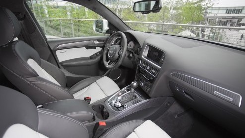 Audi heeft de Q5 met kleine ingrepen vernieuwd, waarbij vooral aan de verfijning en afwerking is gedacht. Om de facelift kracht bij te zetten maakt een bijzondere verrassing zijn opwachting: de SQ5 me
