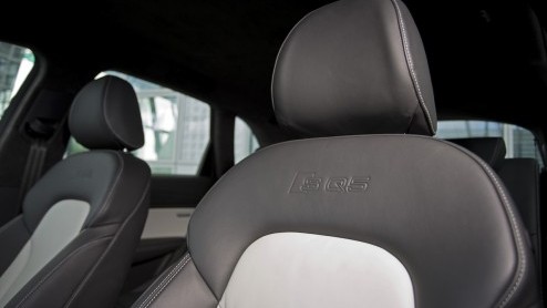 Audi heeft de Q5 met kleine ingrepen vernieuwd, waarbij vooral aan de verfijning en afwerking is gedacht. Om de facelift kracht bij te zetten maakt een bijzondere verrassing zijn opwachting: de SQ5 me