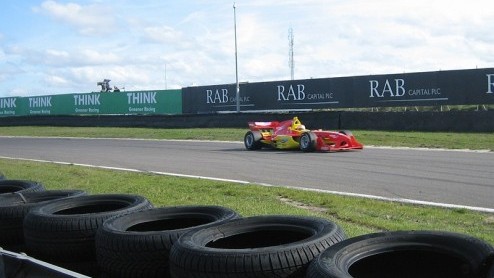 Op een regenachtig Circuit Park Zandvoort is het nieuwe A1 Grand Prix seizoen van start gegaan. Autovandaag was er natuurlijk bij. Jeroen Bleekemolen en Arie Luyendijk jr. gaan proberen de Nederlandse