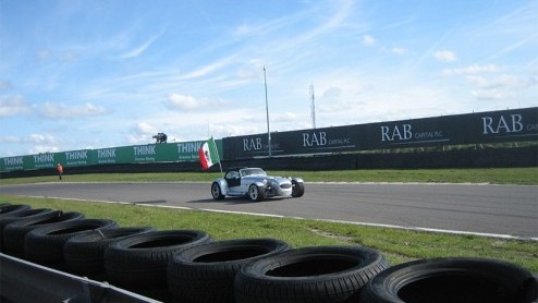 Op een regenachtig Circuit Park Zandvoort is het nieuwe A1 Grand Prix seizoen van start gegaan. Autovandaag was er natuurlijk bij. Jeroen Bleekemolen en Arie Luyendijk jr. gaan proberen de Nederlandse