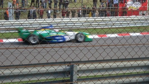 Op een regenachtig Circuit Park Zandvoort is het nieuwe A1 Grand Prix seizoen van start gegaan. Autovandaag was er natuurlijk bij. Jeroen Bleekemolen en Arie Luyendijk jr. gaan proberen de Nederlandse