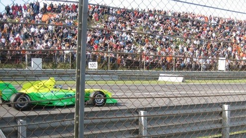 Op een regenachtig Circuit Park Zandvoort is het nieuwe A1 Grand Prix seizoen van start gegaan. Autovandaag was er natuurlijk bij. Jeroen Bleekemolen en Arie Luyendijk jr. gaan proberen de Nederlandse