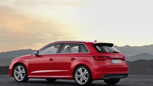En dat is twee: de Audi A3 Sportback. Hij is ietsje groter dan zijn voorganger, biedt meer (bagage)ruimte maar is toch 90 kilo lichter. Voor het eerst is de wielbasis verlengd. Vanaf februari 2013 kom