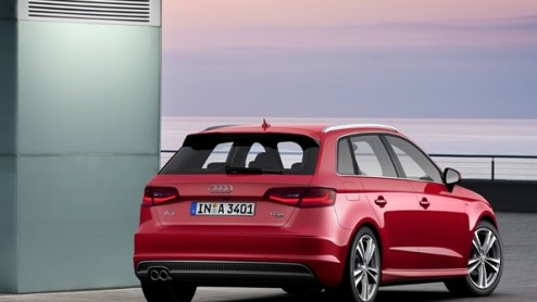 En dat is twee: de Audi A3 Sportback. Hij is ietsje groter dan zijn voorganger, biedt meer (bagage)ruimte maar is toch 90 kilo lichter. Voor het eerst is de wielbasis verlengd. Vanaf februari 2013 kom