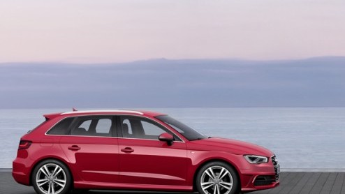 En dat is twee: de Audi A3 Sportback. Hij is ietsje groter dan zijn voorganger, biedt meer (bagage)ruimte maar is toch 90 kilo lichter. Voor het eerst is de wielbasis verlengd. Vanaf februari 2013 kom