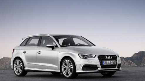 En dat is twee: de Audi A3 Sportback. Hij is ietsje groter dan zijn voorganger, biedt meer (bagage)ruimte maar is toch 90 kilo lichter. Voor het eerst is de wielbasis verlengd. Vanaf februari 2013 kom