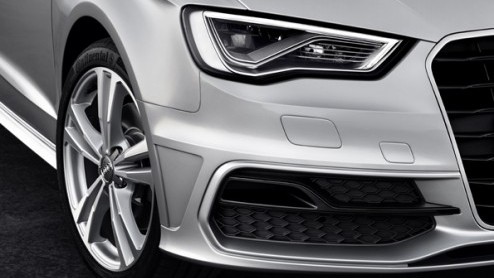 En dat is twee: de Audi A3 Sportback. Hij is ietsje groter dan zijn voorganger, biedt meer (bagage)ruimte maar is toch 90 kilo lichter. Voor het eerst is de wielbasis verlengd. Vanaf februari 2013 kom
