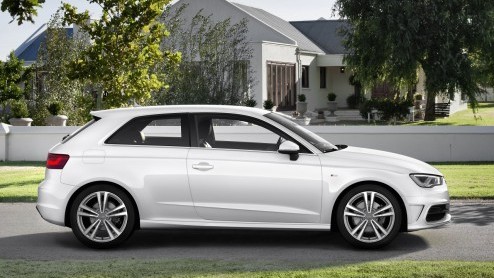 Nu mag het officieel gezegd worden: dit is de nieuwe Audi A3. Hij heeft veel weg van zijn voorganger maar is nieuwer (en lichter) dan je denkt. En dan doelen we niet alleen op het interieur. Het kostt