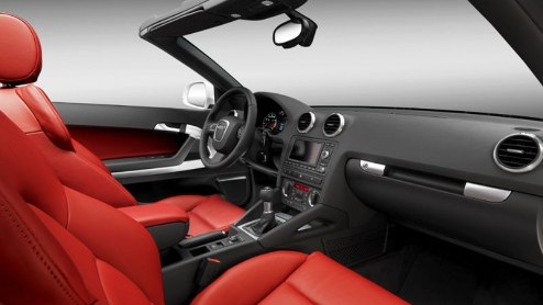 Het doek is eraf. De kap trouwens ook. We hebben het namelijk over de Audi A3 Cabriolet, die in tegenstelling tot de trend, gewoon een chique stoffen kap heeft. Goed om te weten is ook dat het merk he