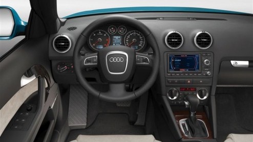 We hebben al kennis kunnen maken met de Audi A3 Cabriolet. Het merk maakt vandaag de prijzen bekend. De A3 Cabriolet is halverwege mei leverbaar en de vanafprijs is 35.585 euro. Deze nieuwe A3 telg be