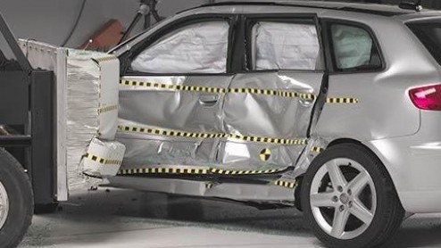 Het Insurance Institute for Highway Safety (IIHS) in de Verenigde Staten heeft de Audi A3 een Top Safety Pick award toegewezen, dankzij de hoogste score in de crashtest. De Audi A4 en A6 kregen eerder