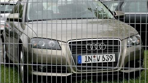 Hij wil wel, maar mag nog niet. Achter dit hekwerk zien we de gefacelifte Audi A3. Voordat hij in 2009 compleet vernieuwd wordt, frissen ze m nog n keer op. Een scherpere snuit doet de A3 meer denk