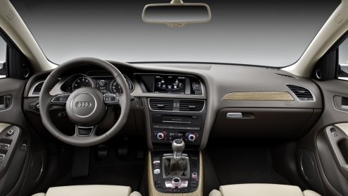 Audi heeft de A4 een nieuw gezicht gegeven. Achter het nieuwe front schuilt een nieuwe stap voorwaarts in efficintie, waarbij de geavanceerde 1.8 TFSI en vernieuwde 2.0 TDI motor speciale aandacht ve