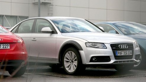 Audi is zich aan het voorbereiden voor een nieuwe Allroad, op basis van de A4. Met de huidige A6 Allroad doet het merk goede zaken en Audi ziet ook wel brood in een A4 Allroad. We spotten een exemplaa
