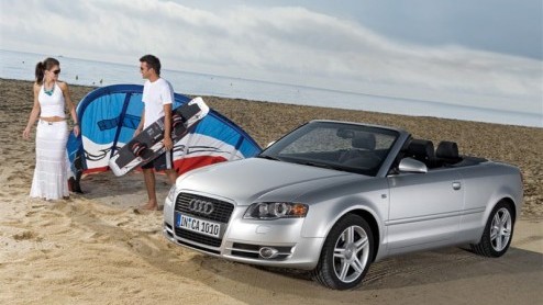Het voorjaar is nog niet in zicht, maar Audi brengt de A4 Cabriolet nog even onder de aandacht. Deze fraaie openlucht A4 met stoffen kap is er nu in Advance-trim. Dat komt neer op een complete, rijk u