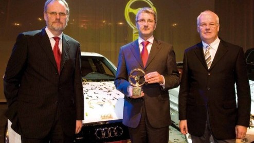De nieuwe Audi A4 is nog niet op de markt of hij valt al in de prijzen. De nieuwste trots van het merk uit Ingolstadt sleept het Goldene Lenkrad in de categorie Middenklasse in de wacht. Deze prijs wo