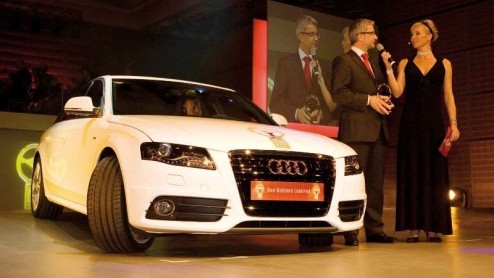 De nieuwe Audi A4 is nog niet op de markt of hij valt al in de prijzen. De nieuwste trots van het merk uit Ingolstadt sleept het Goldene Lenkrad in de categorie Middenklasse in de wacht. Deze prijs wo