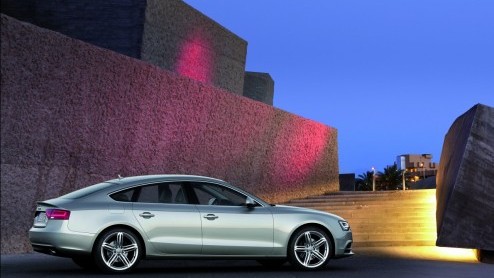 Audi pakt door. Na de komst van de nieuwe A6 is het nu de beurt aan de vernieuwde A5 en S5. Het duo is door een facelift optisch strakgetrokken en tot 22% zuiniger. De 1.8 TFSI valt zelfs in de 20% bi