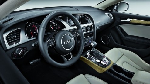 Audi pakt door. Na de komst van de nieuwe A6 is het nu de beurt aan de vernieuwde A5 en S5. Het duo is door een facelift optisch strakgetrokken en tot 22% zuiniger. De 1.8 TFSI valt zelfs in de 20% bi