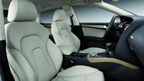 Audi pakt door. Na de komst van de nieuwe A6 is het nu de beurt aan de vernieuwde A5 en S5. Het duo is door een facelift optisch strakgetrokken en tot 22% zuiniger. De 1.8 TFSI valt zelfs in de 20% bi