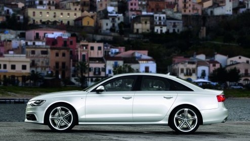 Audi wilt niet wachten op de AutoRAI en zet de splinternieuwe A6 alvast bij de dealer. De succesvolle zakensedan staat vanaf vandaag in de showroom met een vier- of zescilinder vanaf 46.900 euro.