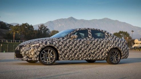 Over ruim vijf weken weten we wat er cht onder deze camouflage schuilt. Op de Detroit Motor Show trekt Lexus het doek van de derde generatie IS!