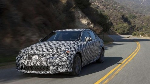 Over ruim vijf weken weten we wat er cht onder deze camouflage schuilt. Op de Detroit Motor Show trekt Lexus het doek van de derde generatie IS!