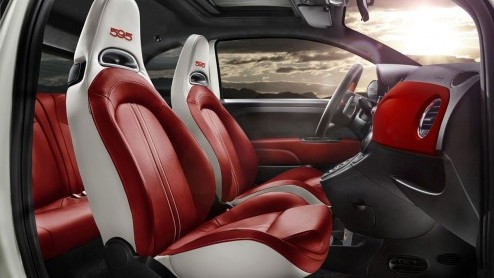 Abarth komt wederom met een speciale versie van de 595. Na de 595 Competizione en de 595 Turismo is het nu de beurt aan de 595 50th Anniversary. Inderdaad, een feestnummer ter ere van 50 jaar Abarth.