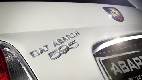 Abarth komt wederom met een speciale versie van de 595. Na de 595 Competizione en de 595 Turismo is het nu de beurt aan de 595 50th Anniversary. Inderdaad, een feestnummer ter ere van 50 jaar Abarth.