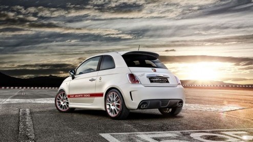 Abarth komt wederom met een speciale versie van de 595. Na de 595 Competizione en de 595 Turismo is het nu de beurt aan de 595 50th Anniversary. Inderdaad, een feestnummer ter ere van 50 jaar Abarth.