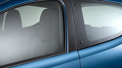 Suzuki zet een speciale uitvoering van de Alto in de online verkoop. De Alto Rhino kost rijklaar 9999 euro met drie jaar gratis onderhoud en mobiliteitsservice.