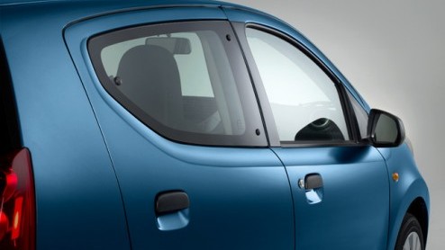 Suzuki zet een speciale uitvoering van de Alto in de online verkoop. De Alto Rhino kost rijklaar 9999 euro met drie jaar gratis onderhoud en mobiliteitsservice.