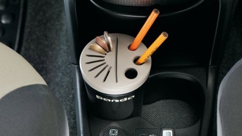 Fiat speelt graag in op de trend die het mogelijk maakt je auto op smaak te brengen met eigentijdse accessoires. Voor de Panda zijn daarom allerhande stickers, kleurige carrosserie-accenten of praktis