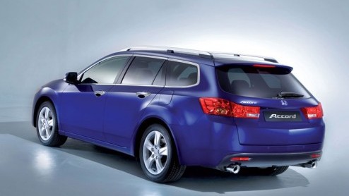 Vandaag de eerste officile fotos van de Honda Accord! De Japanners hadden ons al met een teaser verblijd, maar nu kunnen we de auto in vol ornaat laten zien. Naast de sedan zullen we ook de Tourer w