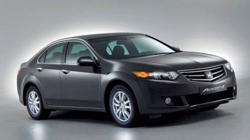 Vandaag de eerste officile fotos van de Honda Accord! De Japanners hadden ons al met een teaser verblijd, maar nu kunnen we de auto in vol ornaat laten zien. Naast de sedan zullen we ook de Tourer w