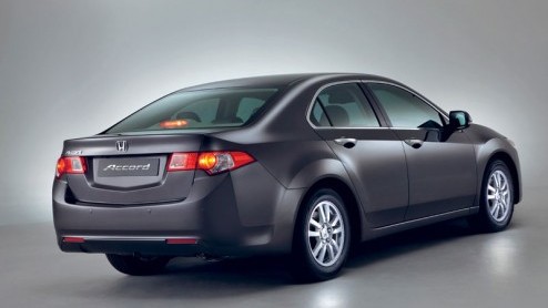 Vandaag de eerste officile fotos van de Honda Accord! De Japanners hadden ons al met een teaser verblijd, maar nu kunnen we de auto in vol ornaat laten zien. Naast de sedan zullen we ook de Tourer w